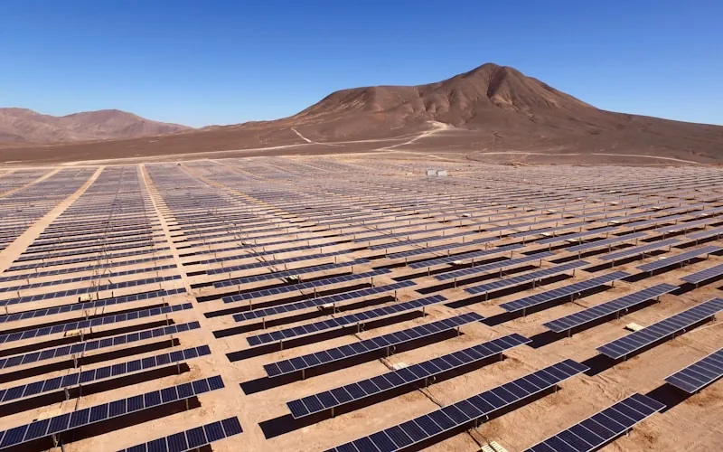 Vista aérea de una planta solar fotovoltaica de gran escala en el desierto de Atacama